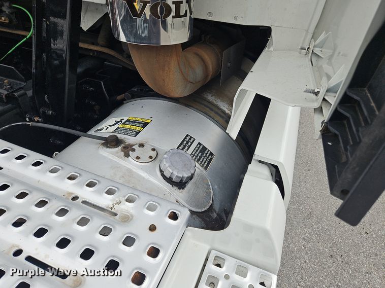 image for item OK9862 2020 Volvo  VNL semi truck