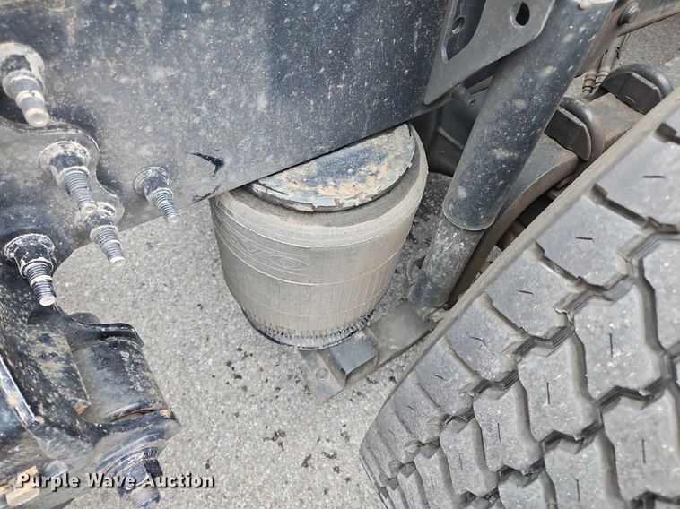 image for item OK9862 2020 Volvo  VNL semi truck