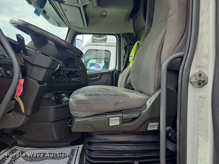 image for item OK9862 2020 Volvo  VNL semi truck