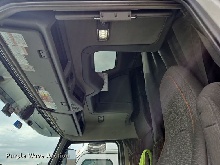 image for item OK9862 2020 Volvo  VNL semi truck