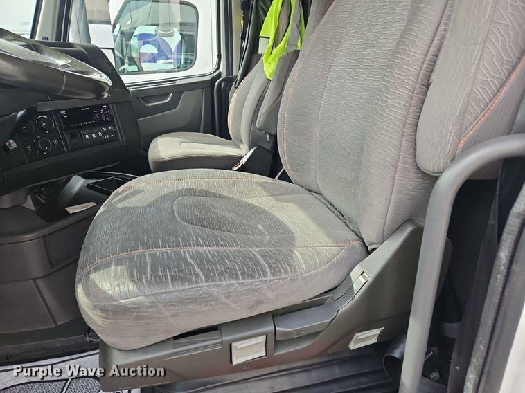 image for item OK9862 2020 Volvo  VNL semi truck