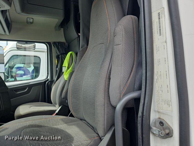 image for item OK9862 2020 Volvo  VNL semi truck