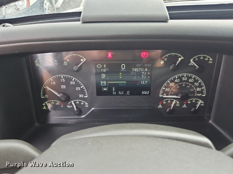 image for item OK9862 2020 Volvo  VNL semi truck