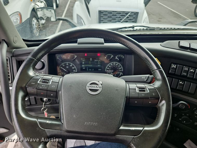 image for item OK9862 2020 Volvo  VNL semi truck