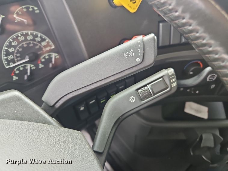 image for item OK9862 2020 Volvo  VNL semi truck