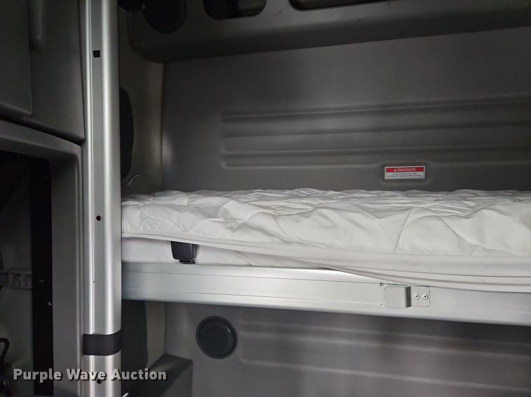 image for item OK9862 2020 Volvo  VNL semi truck