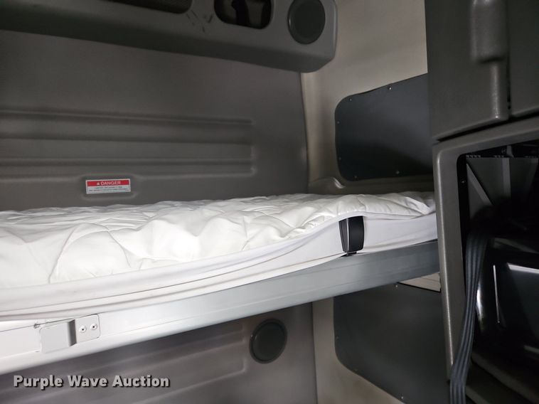 image for item OK9862 2020 Volvo  VNL semi truck