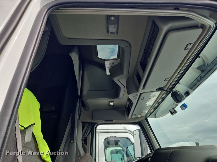 image for item OK9862 2020 Volvo  VNL semi truck