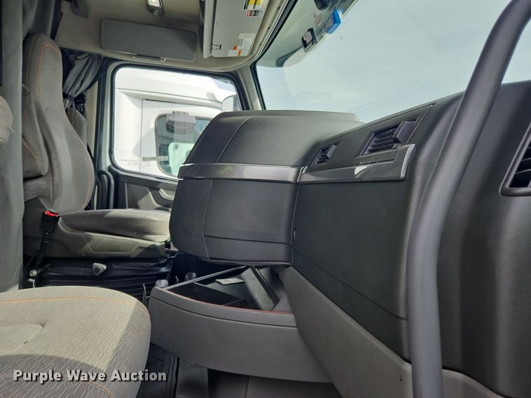 image for item OK9862 2020 Volvo  VNL semi truck