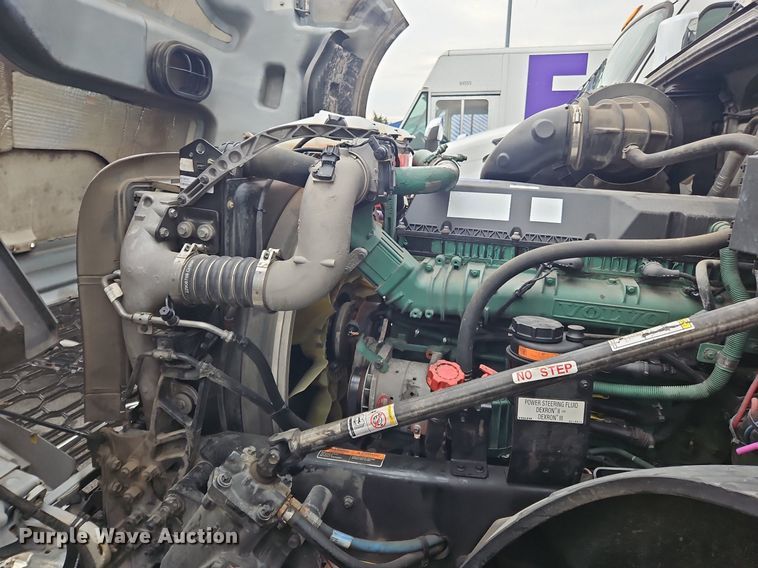 image for item OK9862 2020 Volvo  VNL semi truck