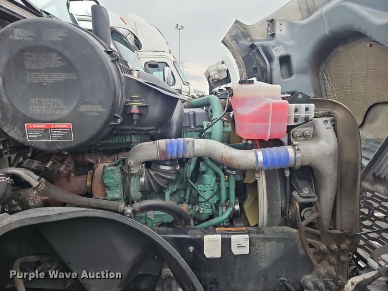 image for item OK9862 2020 Volvo  VNL semi truck