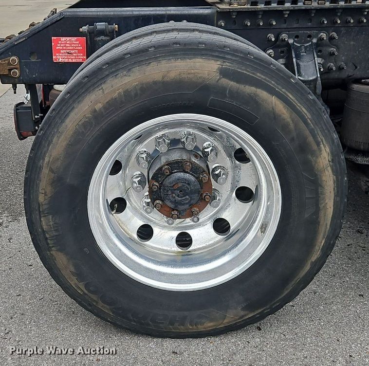 image for item OK9862 2020 Volvo  VNL semi truck