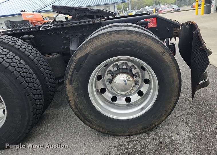 image for item OK9862 2020 Volvo  VNL semi truck