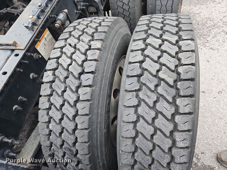 image for item OK9862 2020 Volvo  VNL semi truck