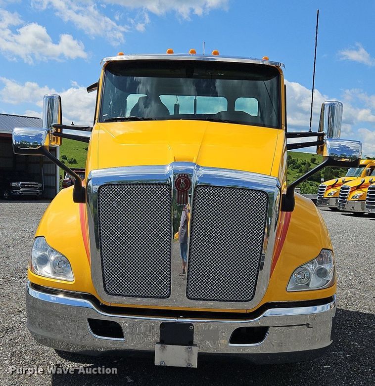 image for item OK9899 2020 Kenworth  T680 semi truck