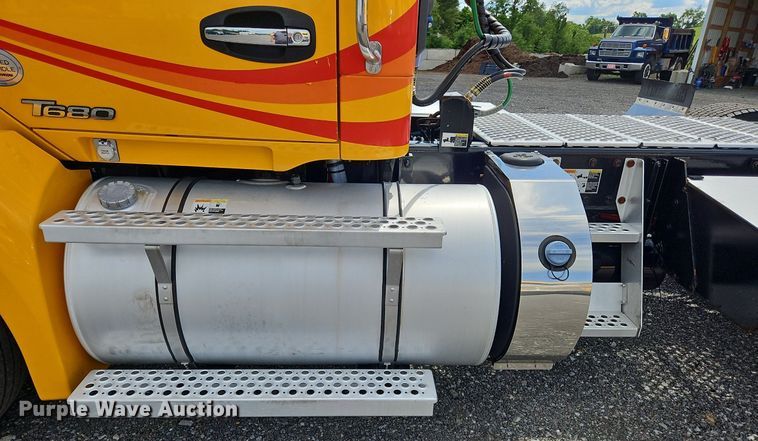 image for item OK9899 2020 Kenworth  T680 semi truck