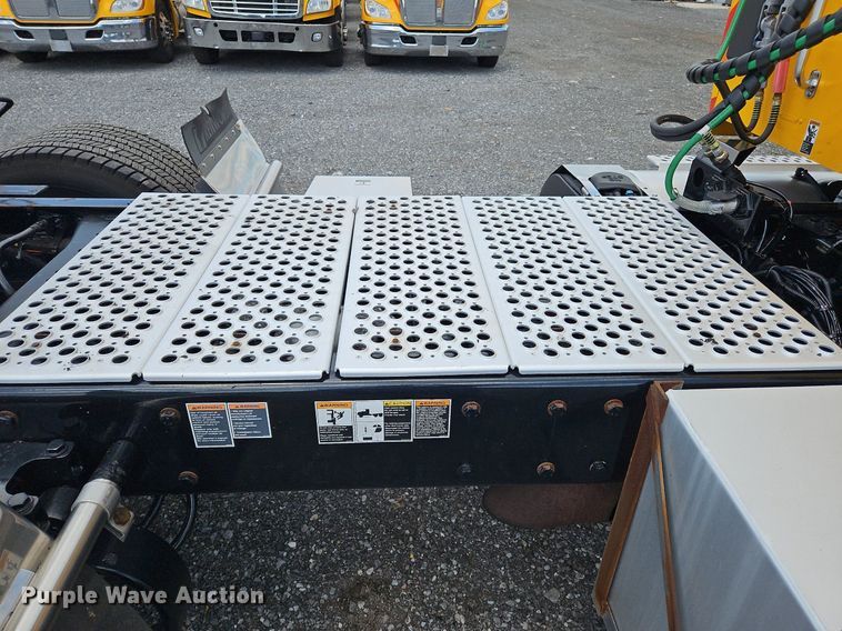 image for item OK9899 2020 Kenworth  T680 semi truck