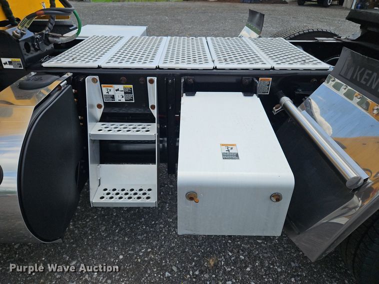 image for item OK9899 2020 Kenworth  T680 semi truck