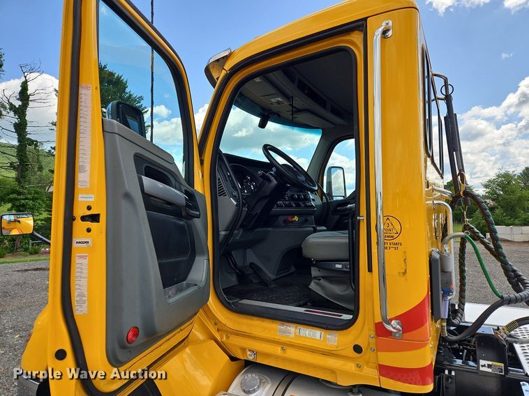 image for item OK9899 2020 Kenworth  T680 semi truck