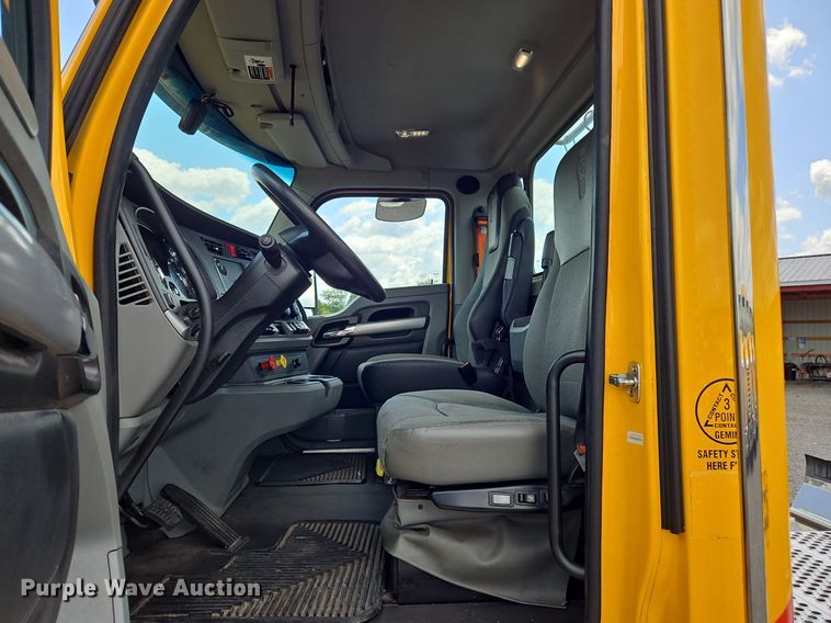 image for item OK9899 2020 Kenworth  T680 semi truck