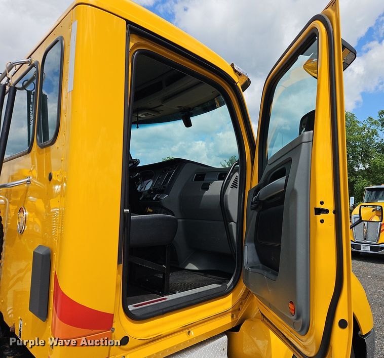 image for item OK9899 2020 Kenworth  T680 semi truck