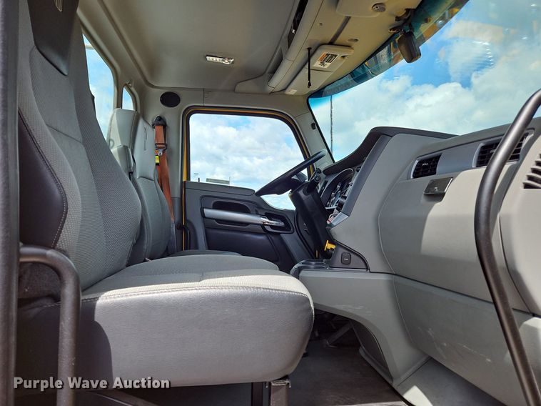 image for item OK9899 2020 Kenworth  T680 semi truck