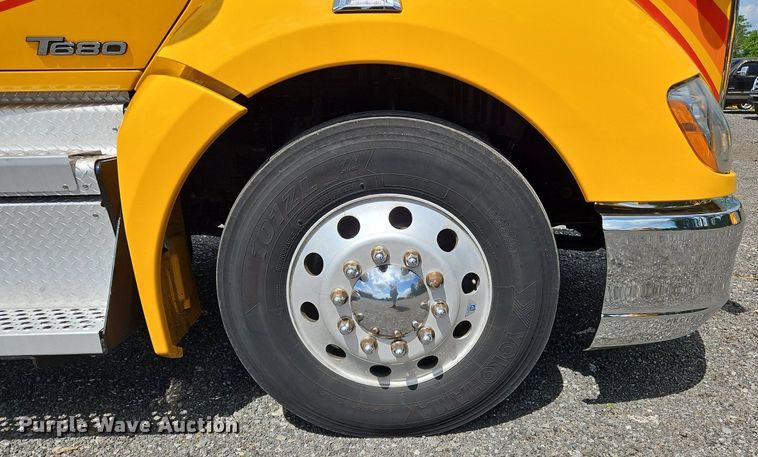 image for item OK9899 2020 Kenworth  T680 semi truck