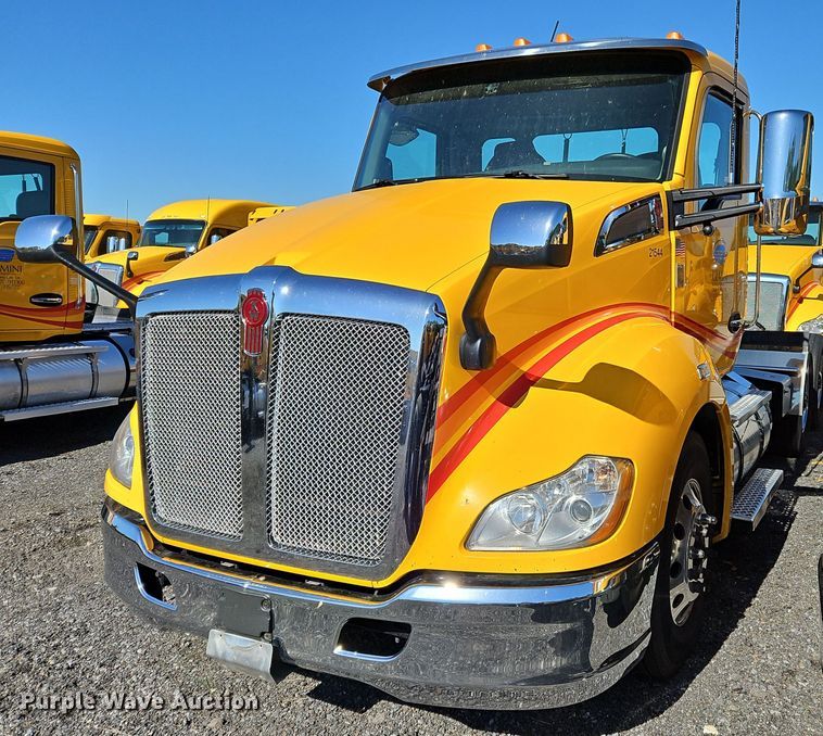 image for item OK9913 2021 Kenworth T680 semi truck