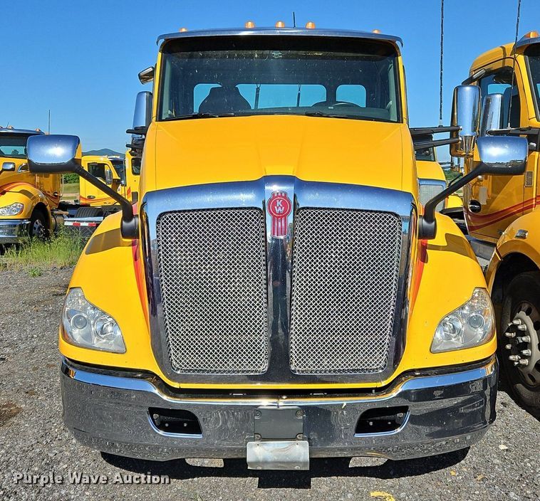image for item OK9913 2021 Kenworth T680 semi truck