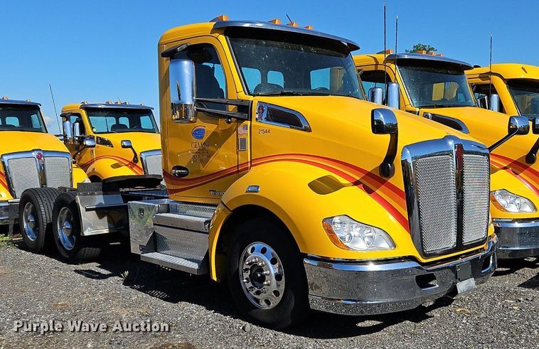 image for item OK9913 2021 Kenworth T680 semi truck