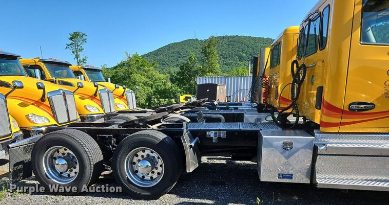 image for item OK9913 2021 Kenworth T680 semi truck