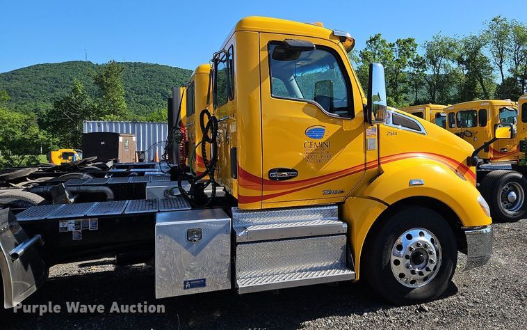 image for item OK9913 2021 Kenworth T680 semi truck