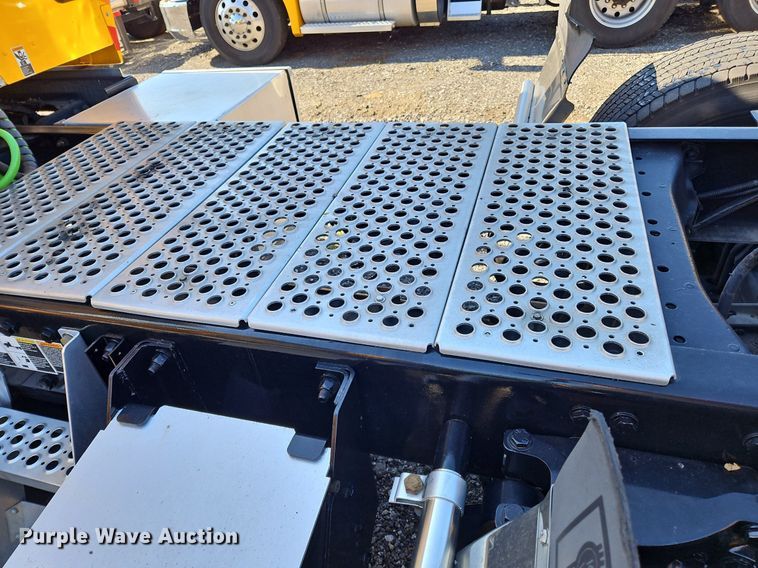 image for item OK9913 2021 Kenworth T680 semi truck