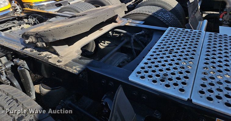 image for item OK9913 2021 Kenworth T680 semi truck