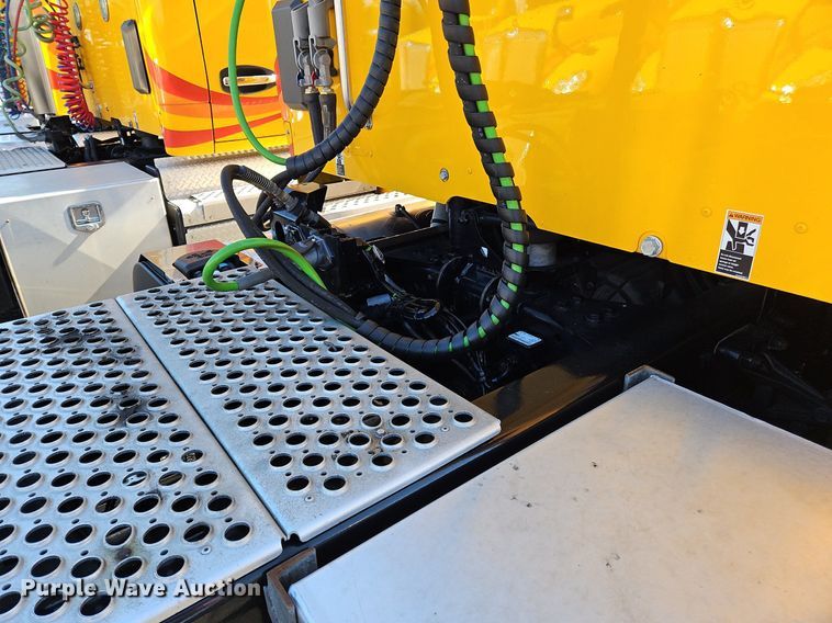 image for item OK9913 2021 Kenworth T680 semi truck