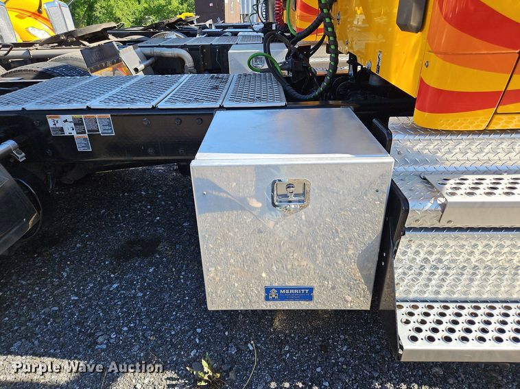 image for item OK9913 2021 Kenworth T680 semi truck