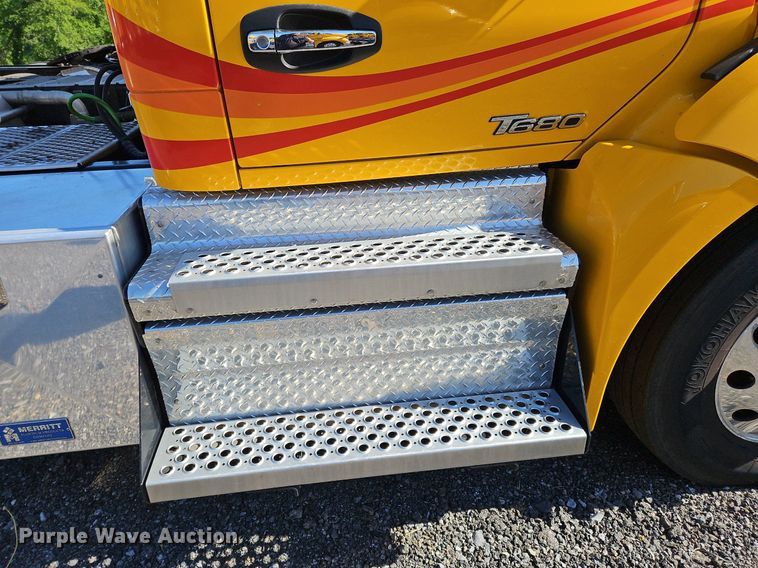 image for item OK9913 2021 Kenworth T680 semi truck