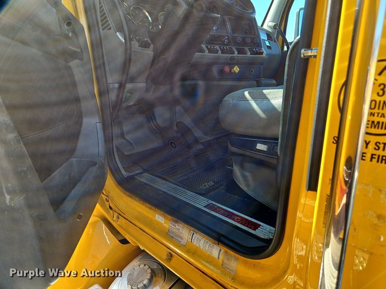 image for item OK9913 2021 Kenworth T680 semi truck