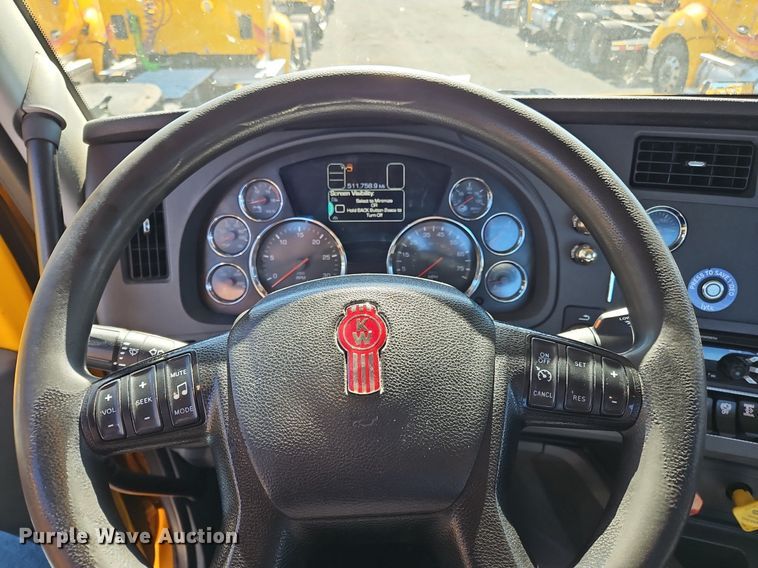 image for item OK9913 2021 Kenworth T680 semi truck