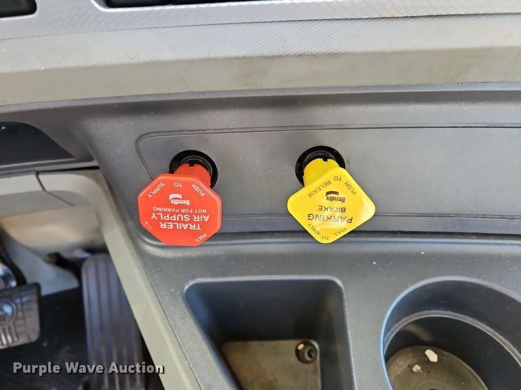 image for item OK9913 2021 Kenworth T680 semi truck