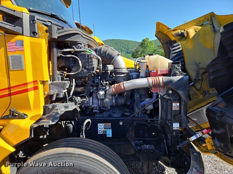 image for item OK9913 2021 Kenworth T680 semi truck