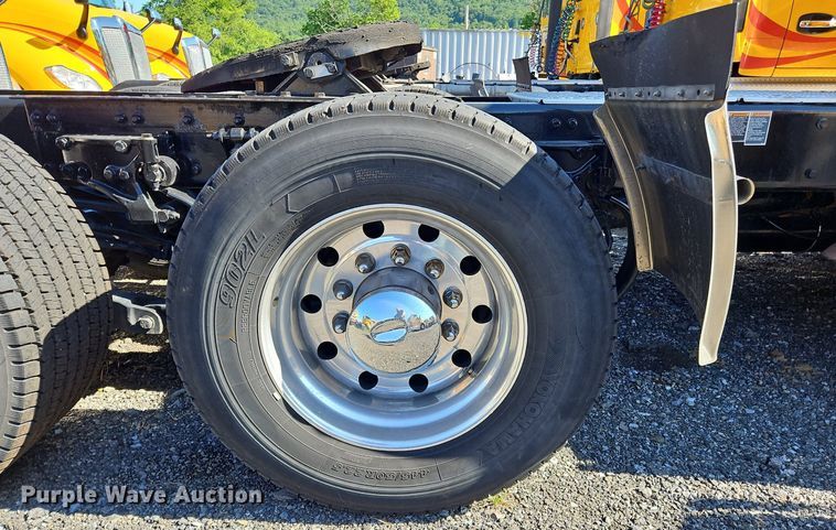 image for item OK9913 2021 Kenworth T680 semi truck