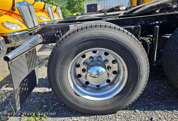 image for item OK9913 2021 Kenworth T680 semi truck