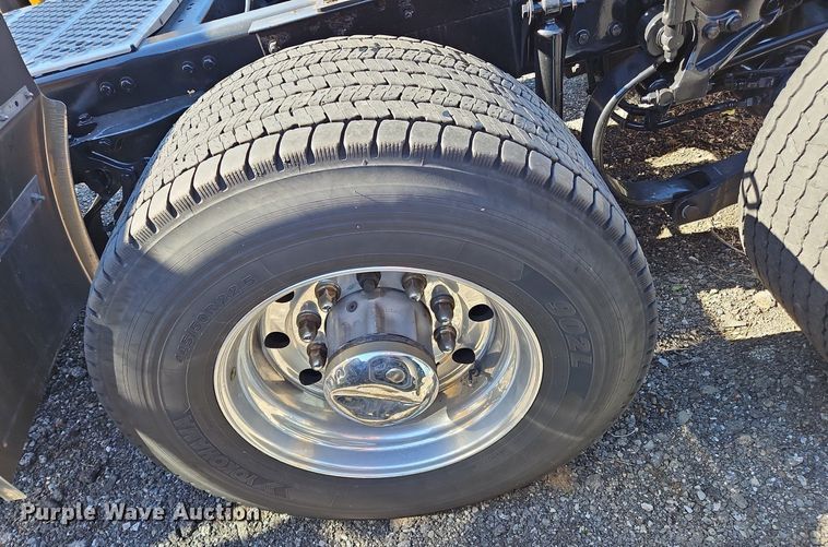 image for item OK9913 2021 Kenworth T680 semi truck