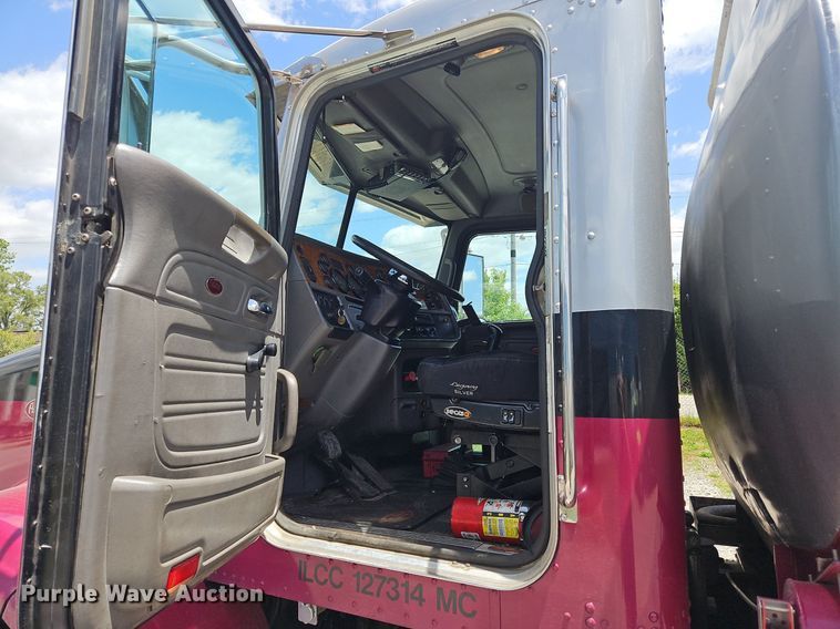 image for item OK9953 2007 Peterbilt  378 tank truck