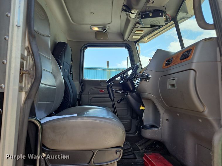 image for item OK9953 2007 Peterbilt  378 tank truck