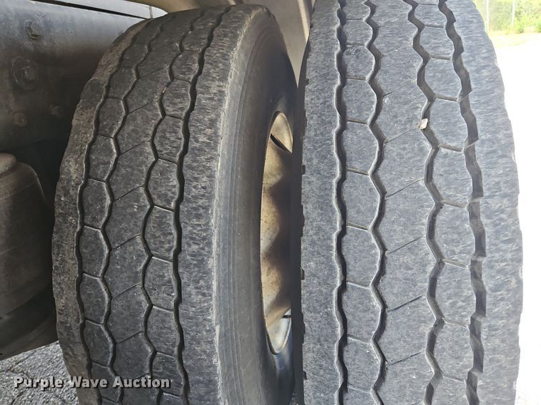 image for item OK9953 2007 Peterbilt  378 tank truck