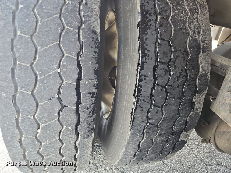 image for item OK9953 2007 Peterbilt  378 tank truck