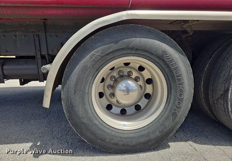 image for item OK9953 2007 Peterbilt  378 tank truck