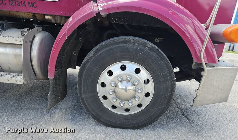 image for item OK9953 2007 Peterbilt  378 tank truck